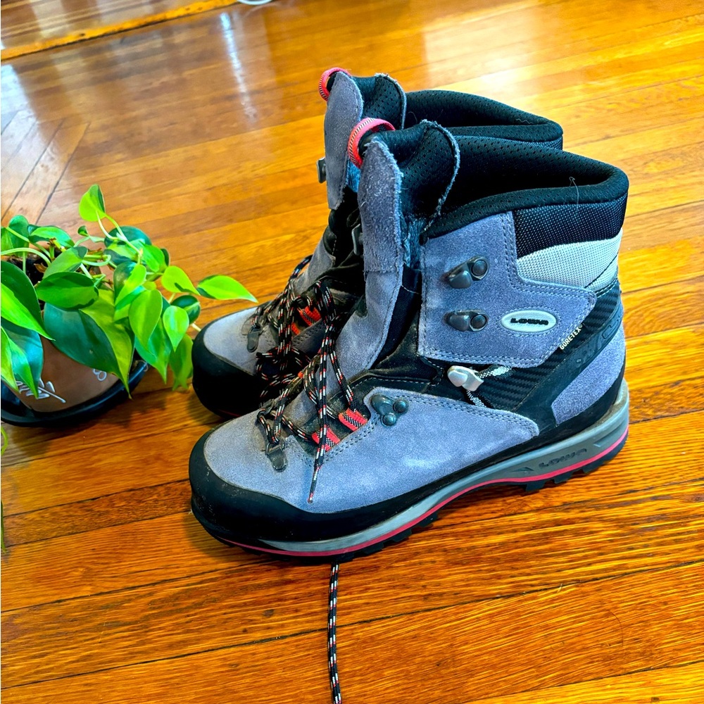 Mountain Expert Hiking Boots EUC